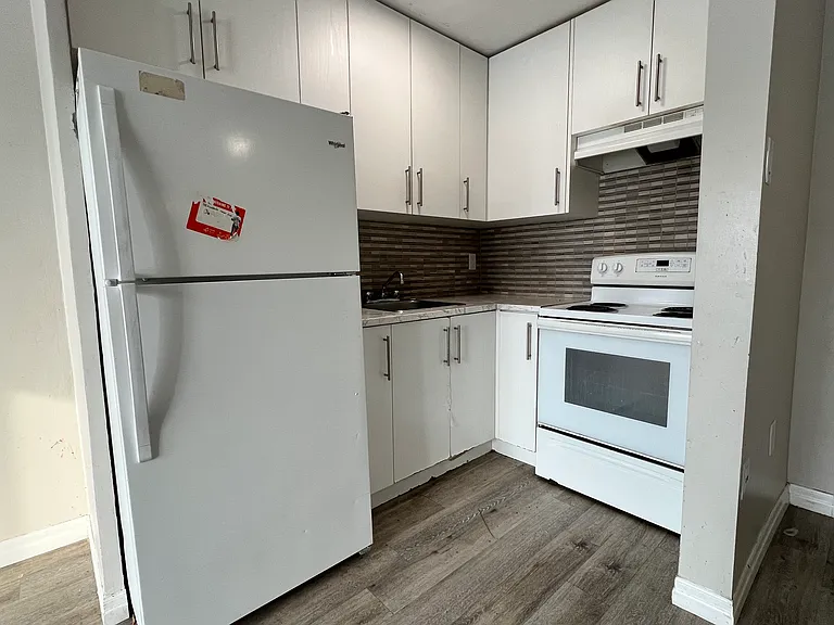 240 Commissioners Rd W #16 — Photo 3