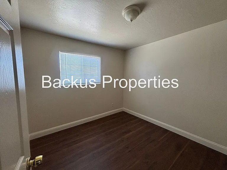 James St 516 — Photo 11