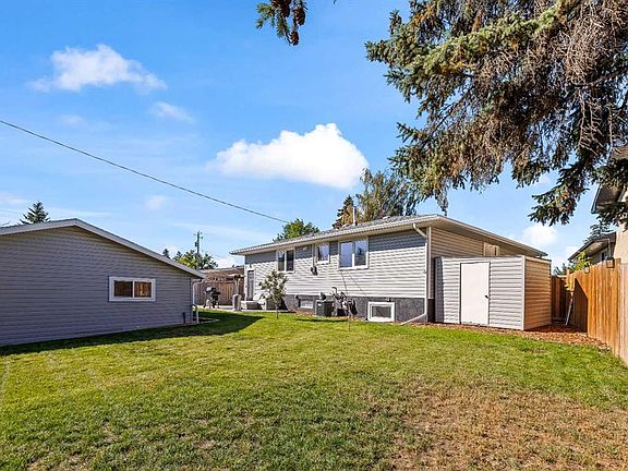 3rd image of 128 W Doverthorn Bay SE