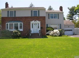 10 Gruber Dr, Glen Cove, NY 11542