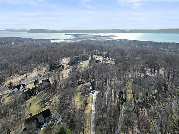 5th image of 76 Quaker Hill Dr