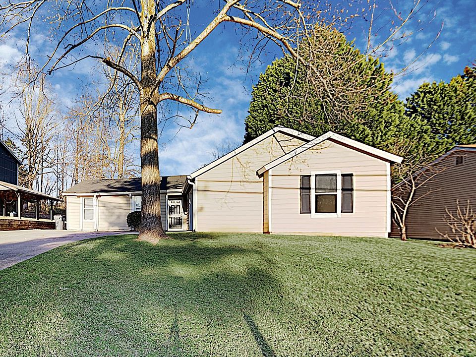 1st image of 923 Clover Ln