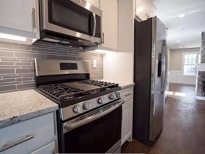 954 Parsons St SW — Photo 3