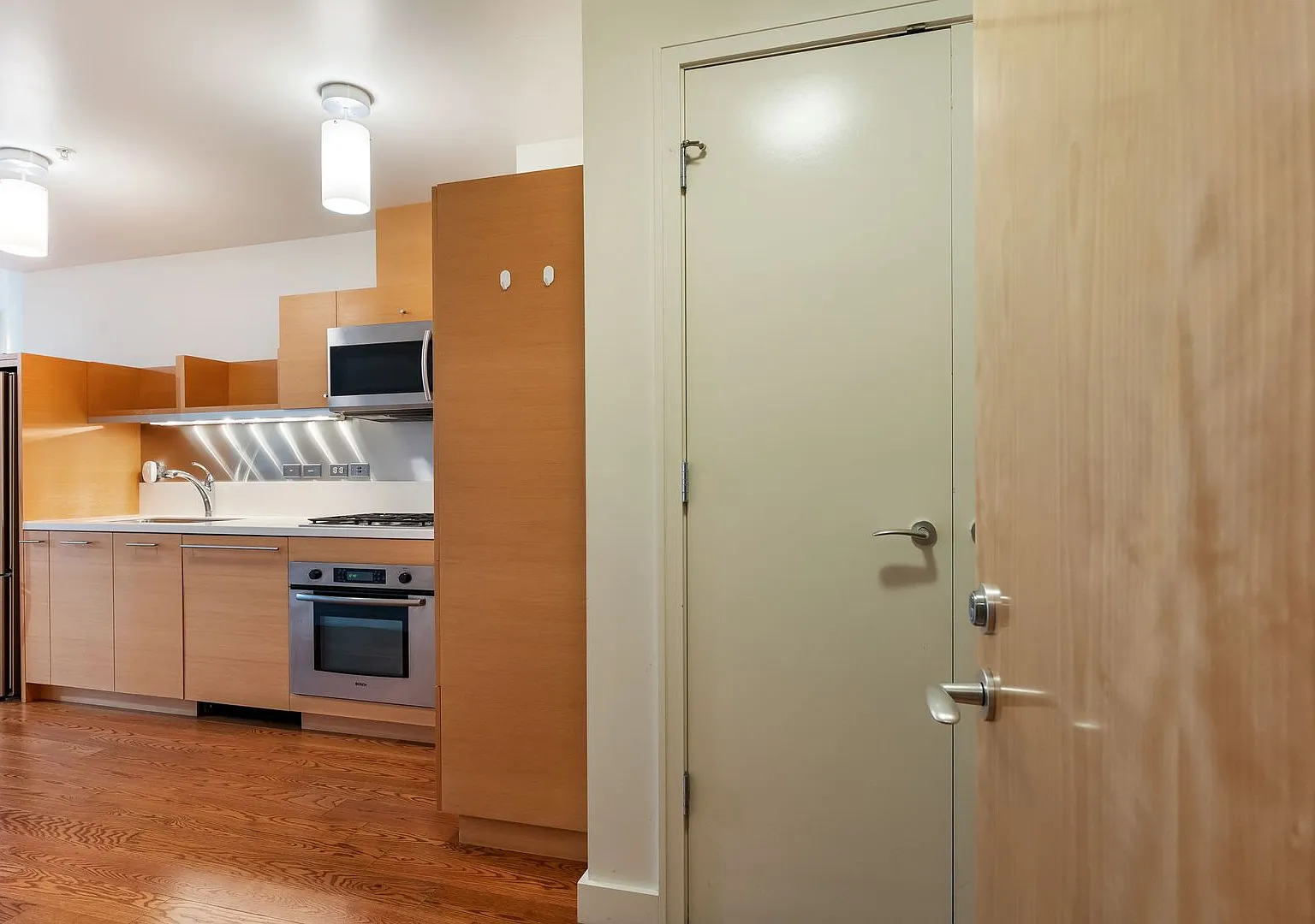 John Ross - 8th floor south waterfront studio w/parking/most utilities/concierge — Photo 2