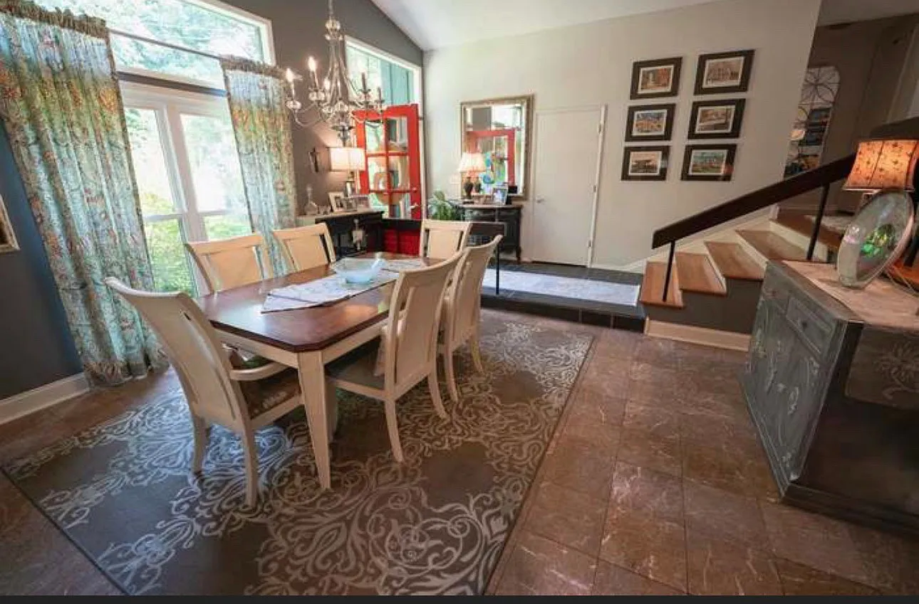 4 bed, 2.5 bath, 2700 sqft, $2,600 — Photo 4