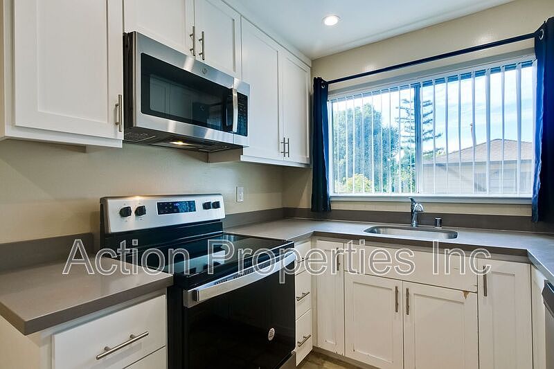1st image of 423 Center St #4