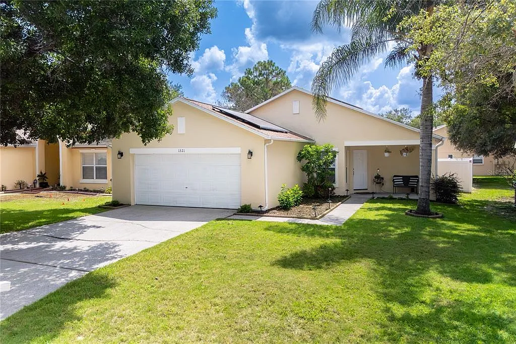 3 bed, 2.0 bath, 1096 sqft, $2,550 — Photo 2