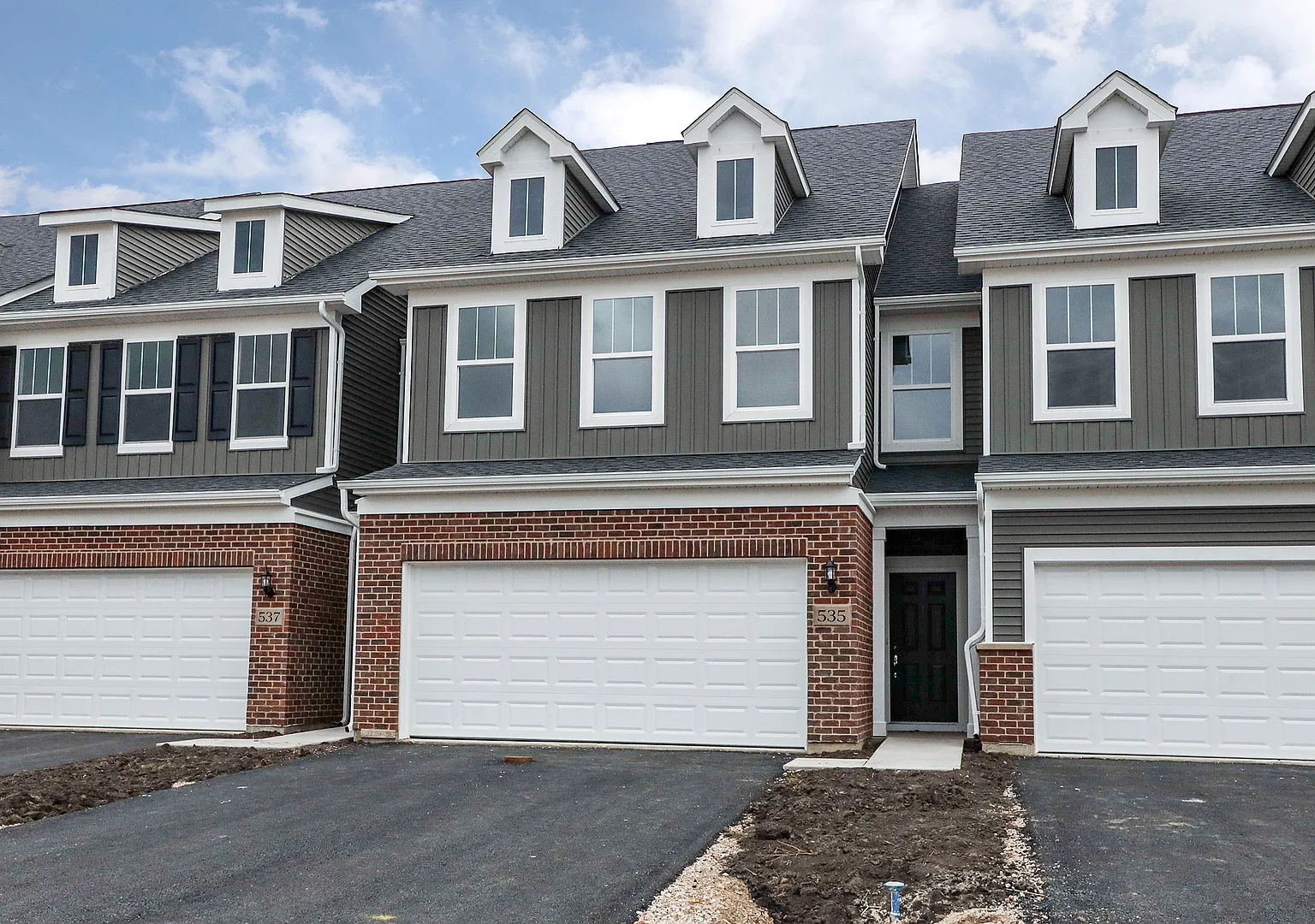3 bed, 2.5 bath, 2601 sqft, $3,200 — Photo 1