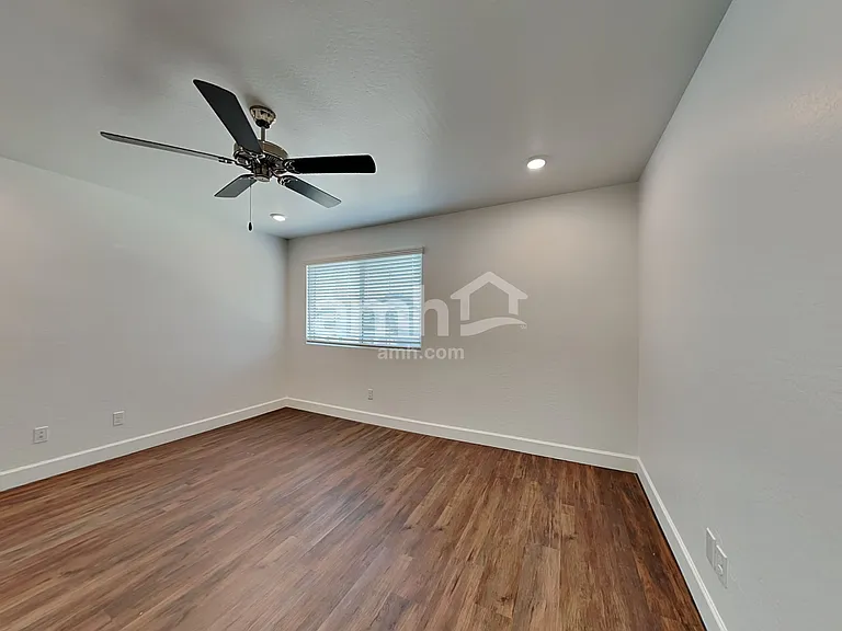 17138 W Golden Ln — Photo 11
