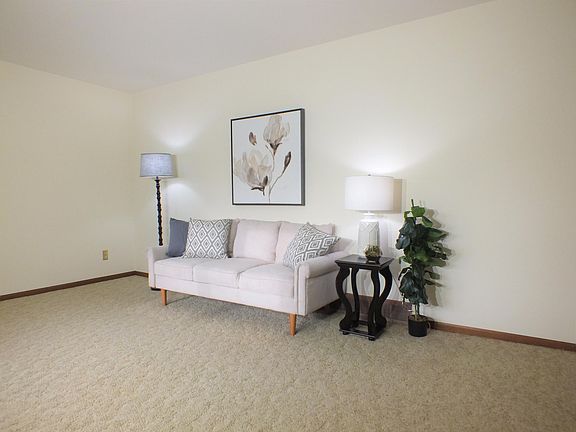 4th image of 3970 Meadowood Ln SW