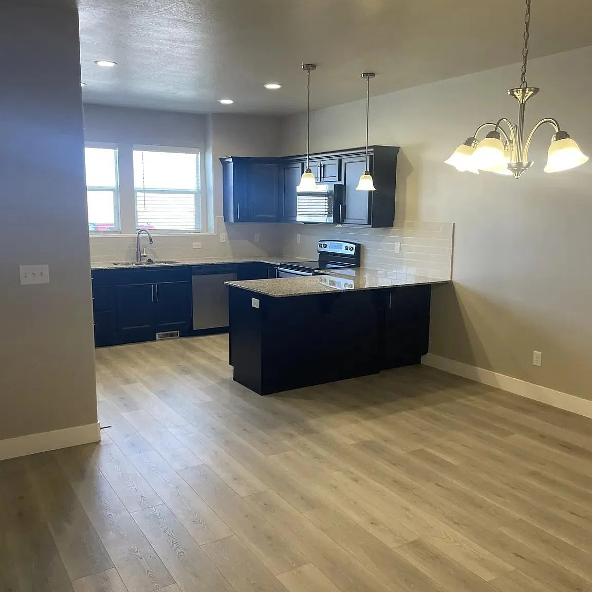 3 bed, 2.5 bath, 2420 sqft, $2,250 — Photo 3