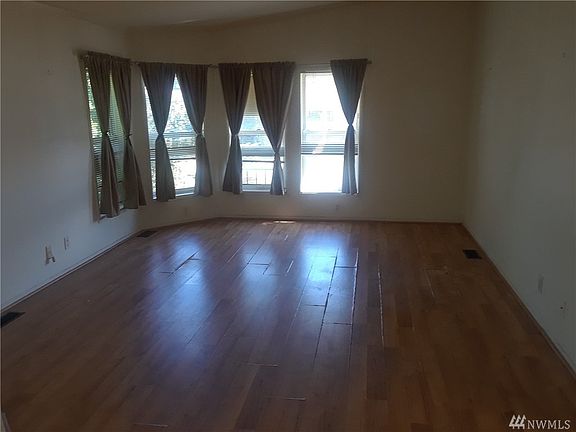 3rd image of 225 NE Ernst St Space 62