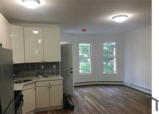 3rd image of 2065 Ryer Ave #1