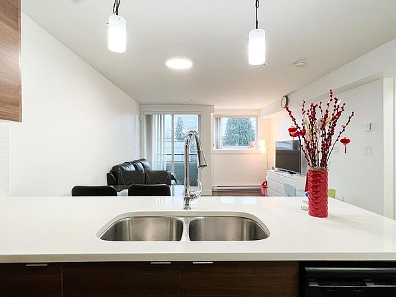 5th image of 4338 Commercial St #204