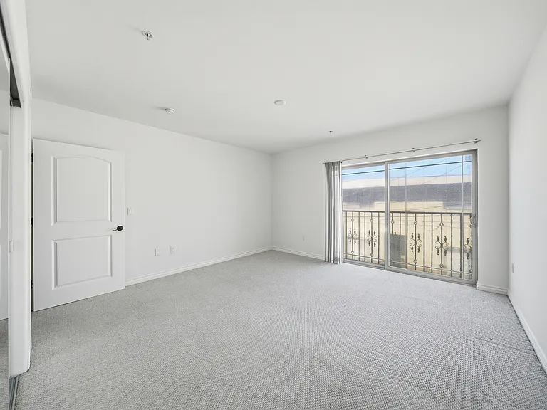 4733 Elmwood Ave #304 — Photo 14