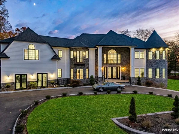 707 Black Hawk Ln, Franklin Lakes, NJ 07417