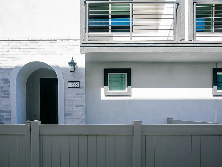 9538 Hannah Way — Photo 1