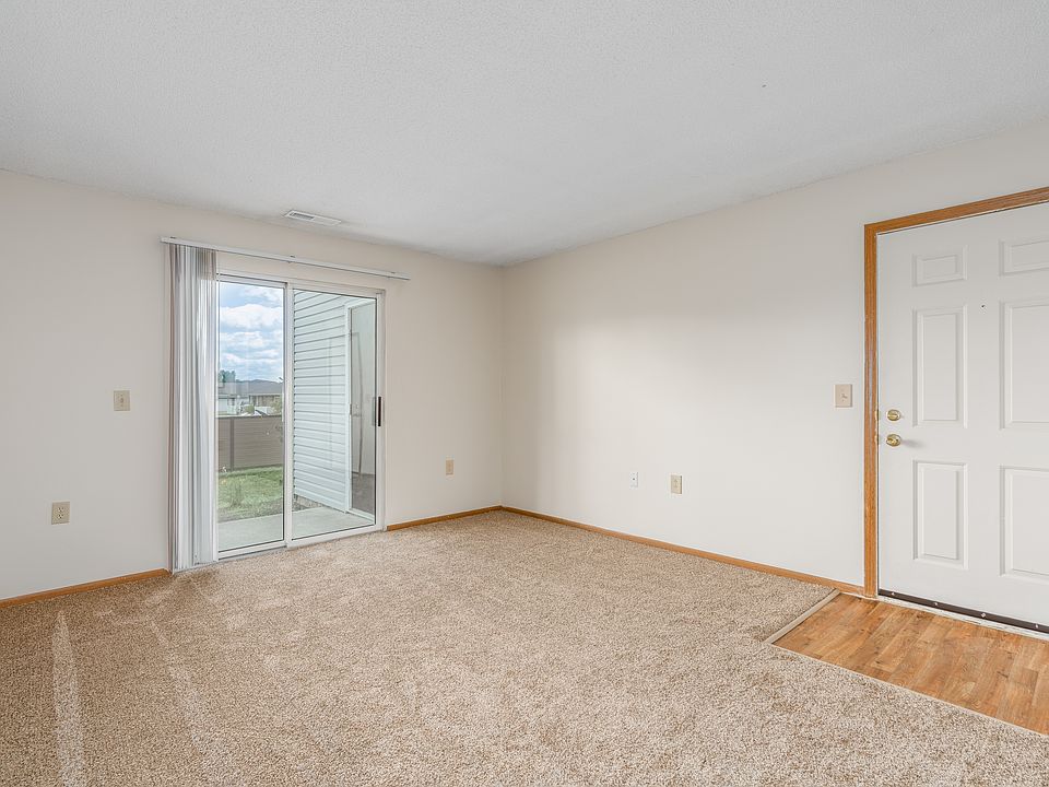 Main living area of a River Valley apartment home in Lancaster, OH, with carpeting, window blinds.