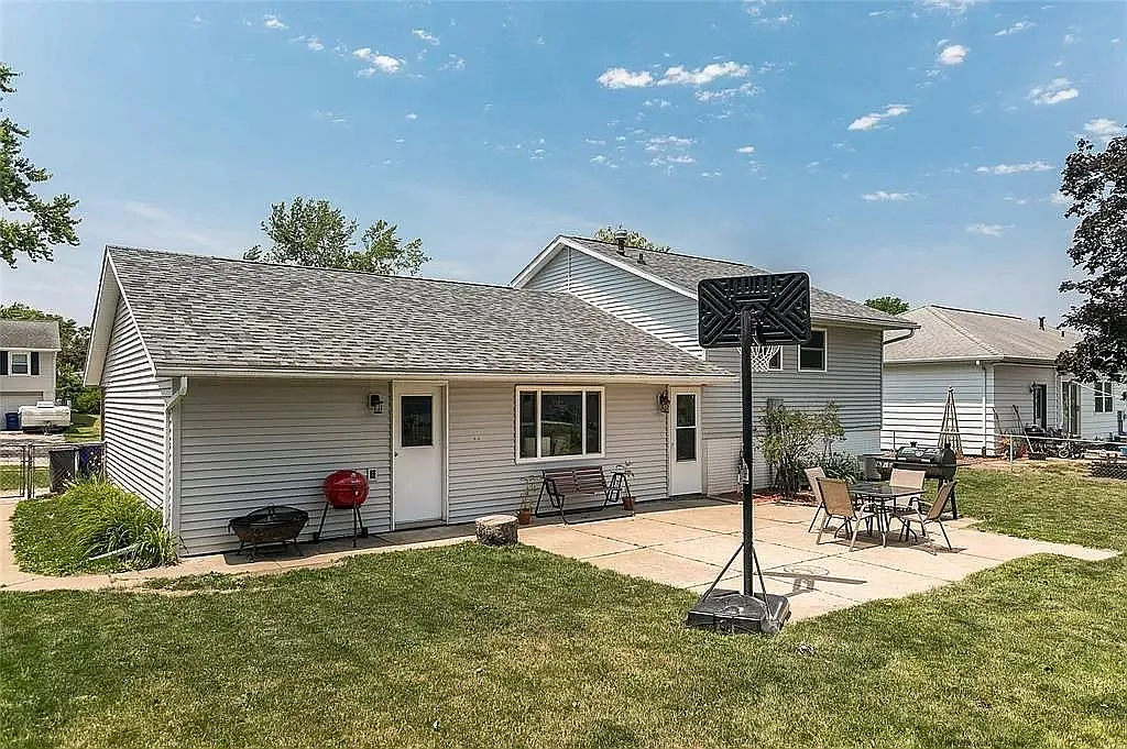 3 bed, 1.5 bath, 1374 sqft, $1,595 — Photo 2