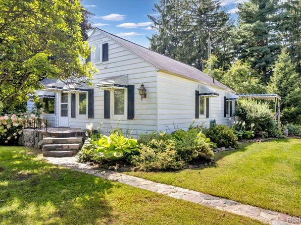 1381 Roods Lake Rd, Lapeer, MI 48446