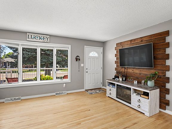 5th image of 625 Riverview Dr E
