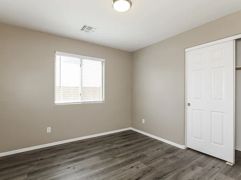1715 W Saint Catherine Ave — Photo 12