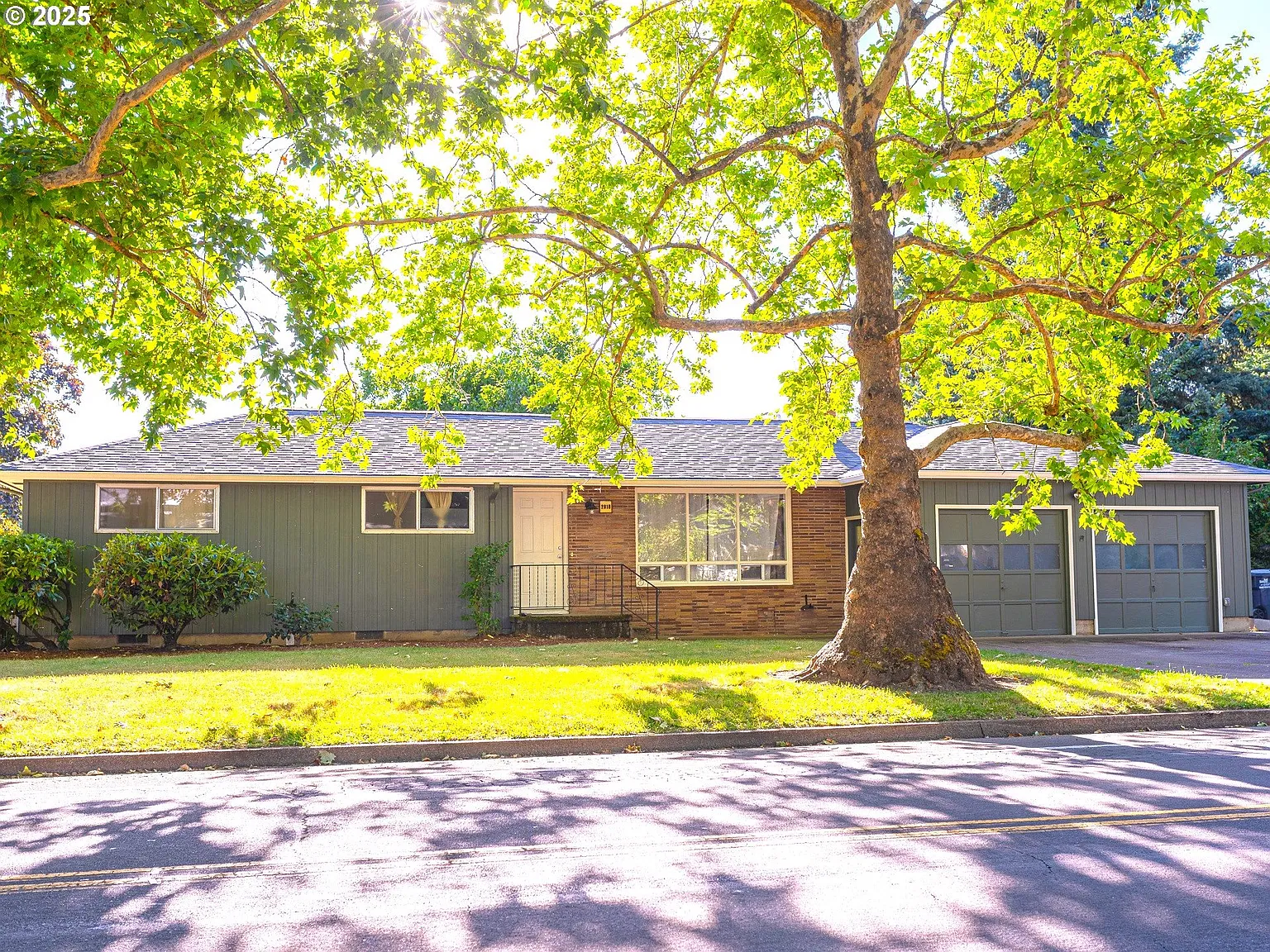 2010 Grove St photo 1
