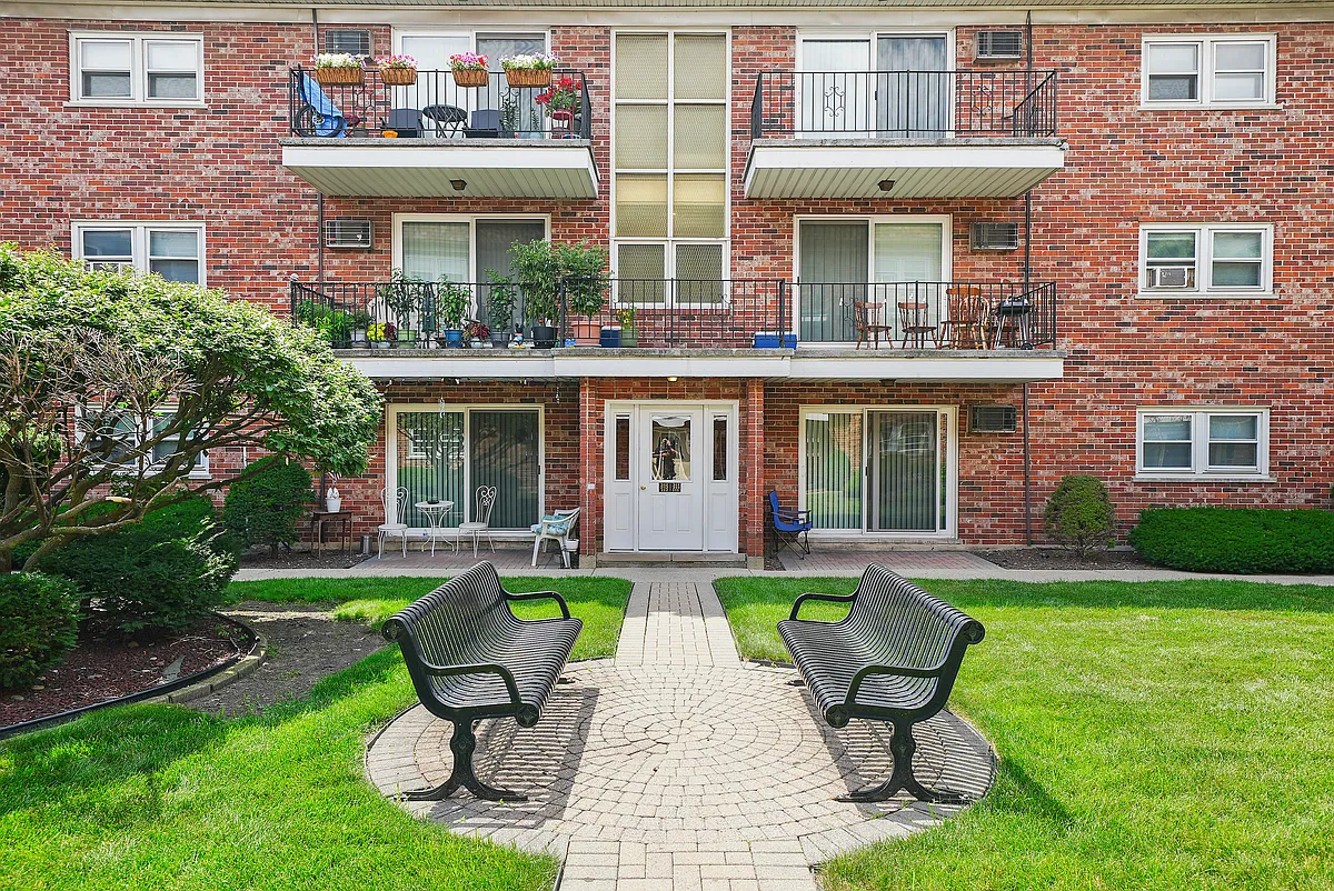 Building Photo - Atrium West