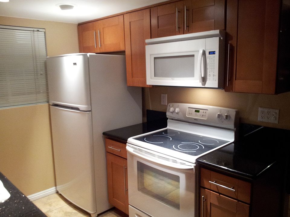 1st image of 3072 Winfield Ave