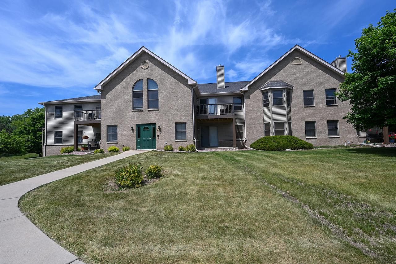 936 Oconomowoc PARKWAY, Oconomowoc, WI 53066 | Zillow