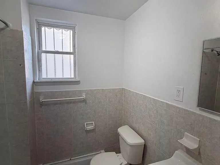642 18th Ave #1R — Photo 6