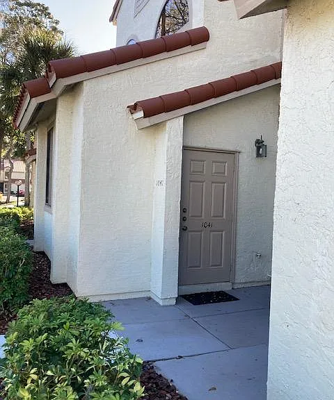 1041 Country Club Dr — Photo 1