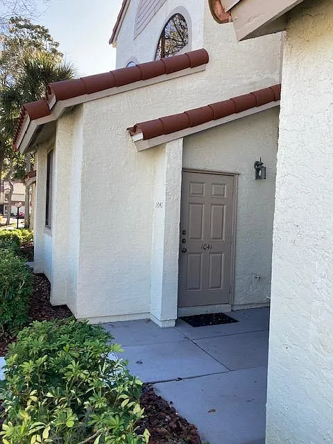 1041 Country Club Dr