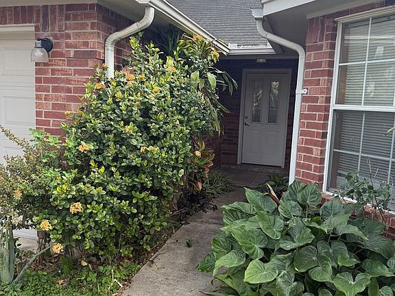 3rd image of 634 Rey Salomon St