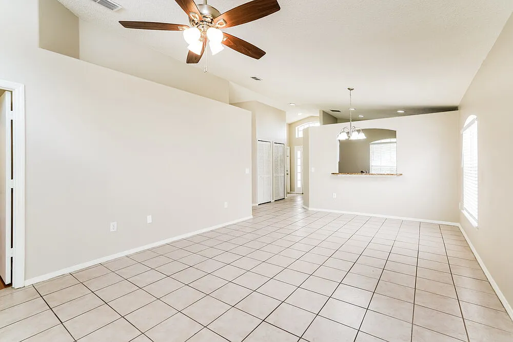 3 bed, 2.0 bath, 1186 sqft, $2,240 — Photo 4