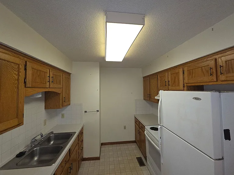 313 E North St — Photo 5