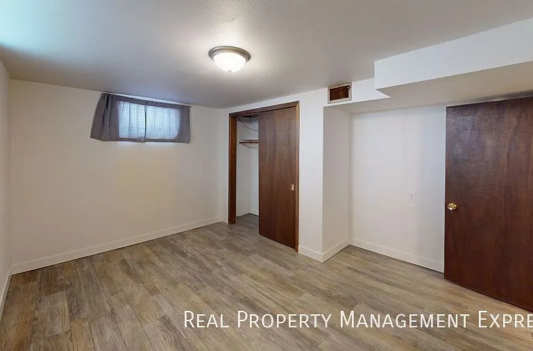607 E 10th St — Photo 12