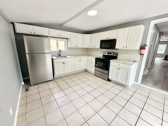5th image of 381 Sumach St