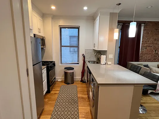 Rented by Zikos Realty Services | media 1