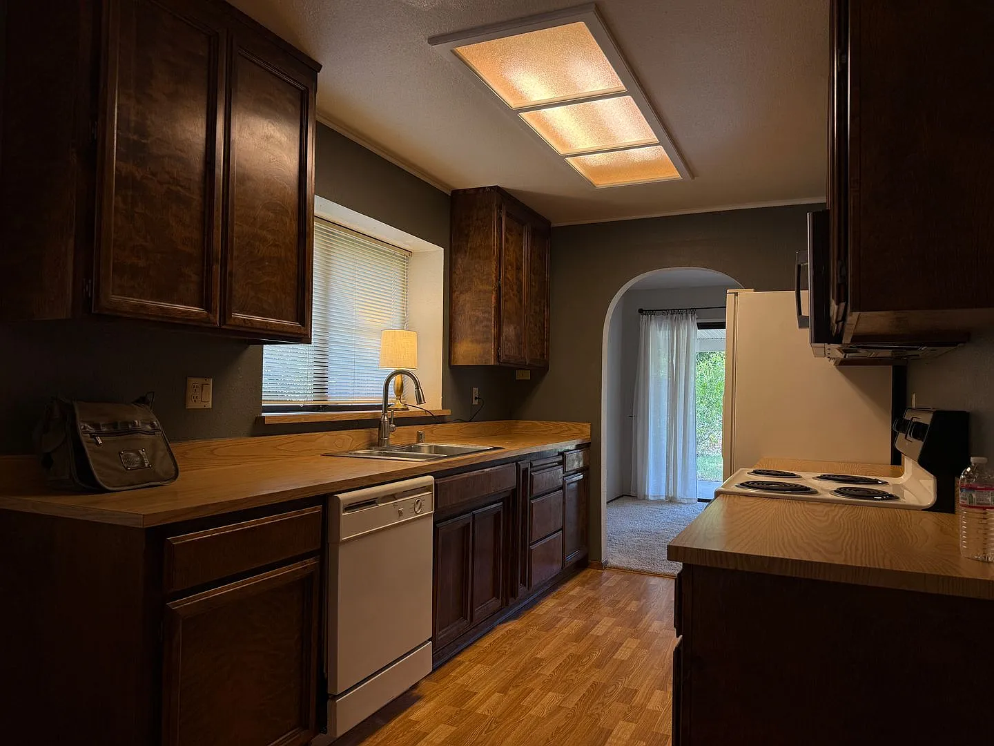 3 bedroom 2 bathroom In Carmichael — Photo 3