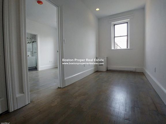 11 Queensberry St. #36 Boston - Fenway Unit Photo 4 (1)