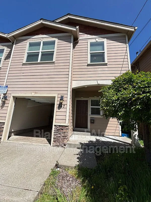 4 bed, 2.5 bath, 1950 sqft, $2,295 — Photo 1