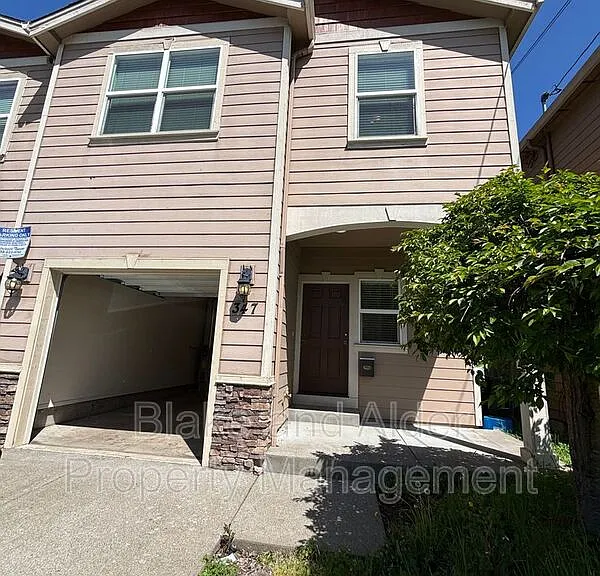 345 Norway St NE — Photo 1