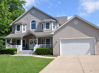 122 W Maple Ave, Roselle, IL 60172