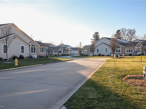 5th image of 264 Woodbury Cir