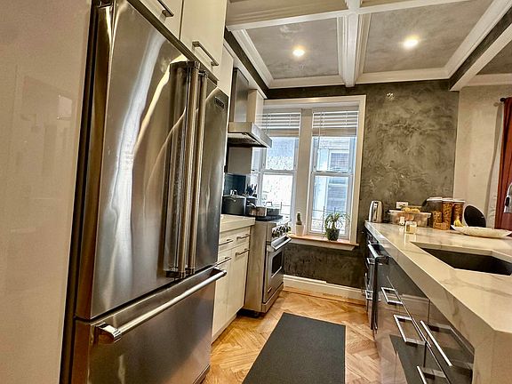 2nd image of 436 E 55th St Room 2