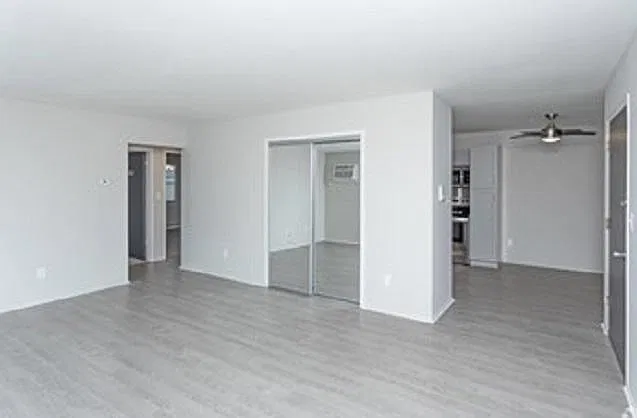 Balmoral Arms Apartments — Photo 2