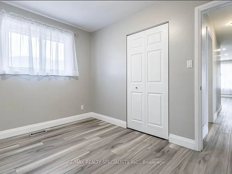 226 Overlea Dr #UPPER — Photo 7