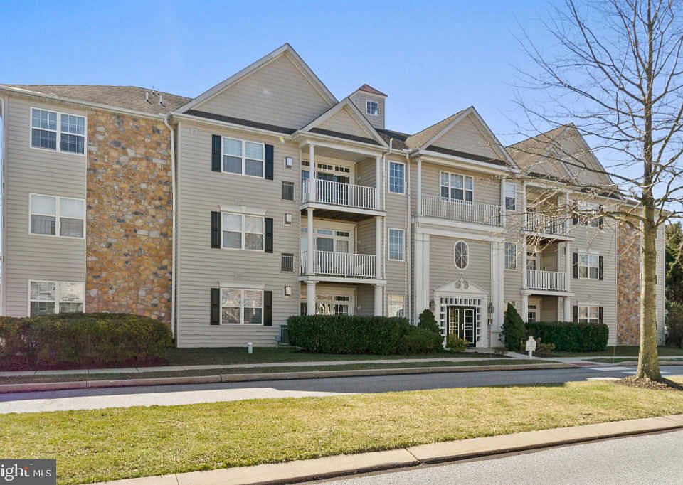 1st image of 400 Victoria Gardens Dr
