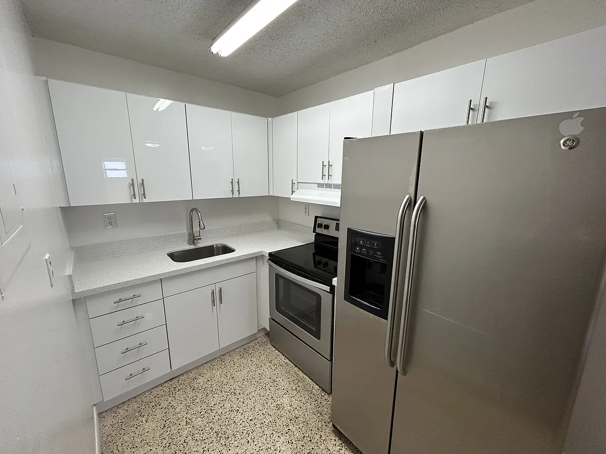 Building Photo - 142 SW 18th Ave #20